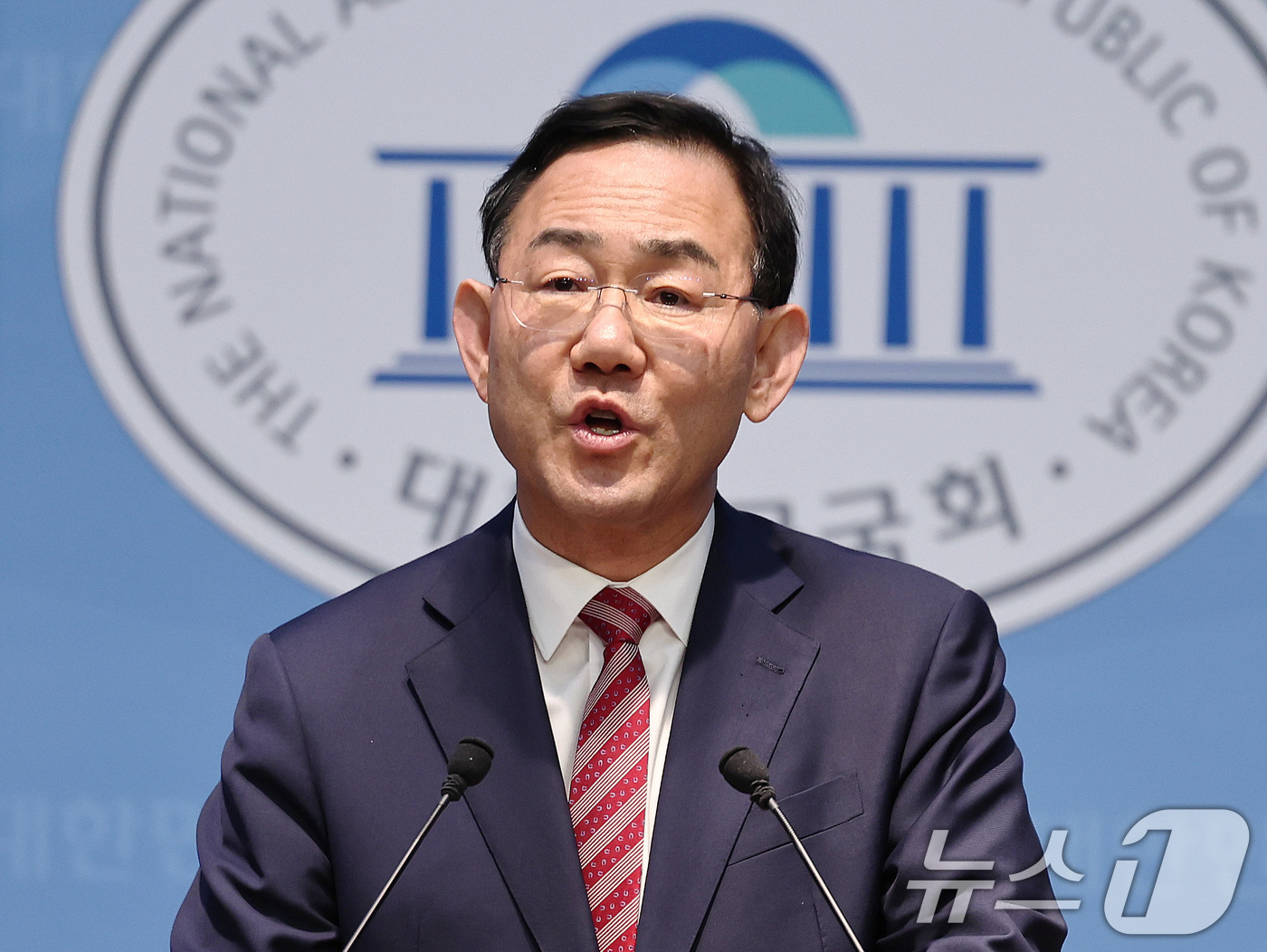 (서울=뉴스1) 구윤성 기자 = 6·3 지방선거 국민의힘 대구시장 경선에서 컷오프(공천 배제)된 주호영 의원이 23일 서울 여의도 국회 소통관에서 불출마 기자회견을 하고 있다. 2 …