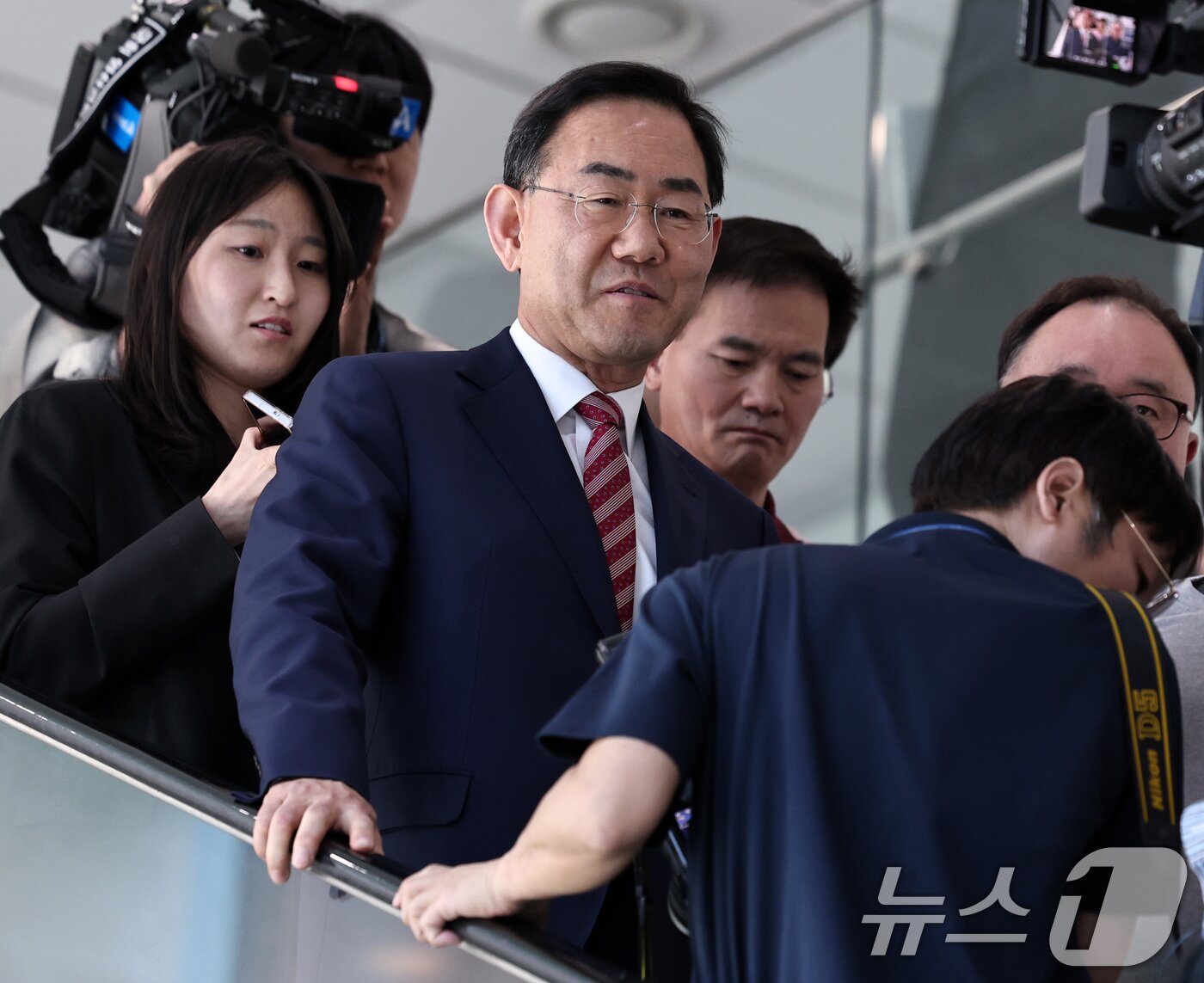 본문 이미지 - 6·3 지방선거 국민의힘 대구시장 경선에서 컷오프(공천 배제)된 주호영 의원이 23일 서울 여의도 국회 소통관에서 선거 불출마 기자회견을 마친 뒤 회견장을 나서고 있다. 2026.4.23 ⓒ 뉴스1 구윤성 기자