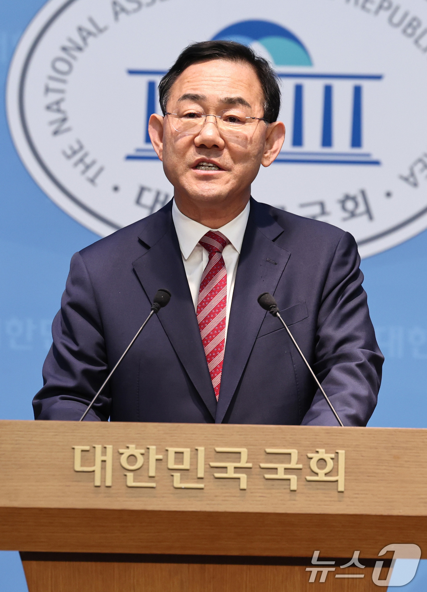 (서울=뉴스1) 구윤성 기자 = 6·3 지방선거 국민의힘 대구시장 경선에서 컷오프(공천 배제)된 주호영 의원이 23일 서울 여의도 국회 소통관에서 불출마 기자회견을 하고 있다. 2 …