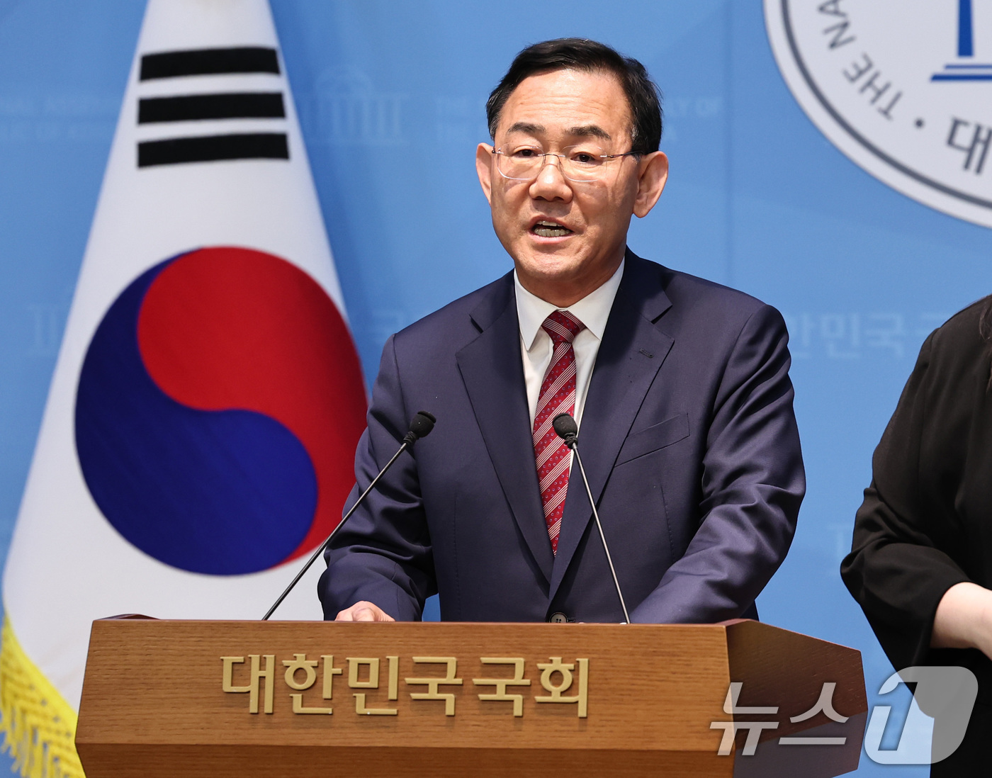 (서울=뉴스1) 구윤성 기자 = 6·3 지방선거 국민의힘 대구시장 경선에서 컷오프(공천 배제)된 주호영 의원이 23일 서울 여의도 국회 소통관에서 선거 불출마 기자회견을 하고 있다 …