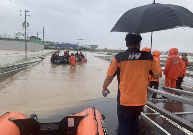 '오송참사' 미호강 제방 공사 책임자들 최고 징역5년 구형