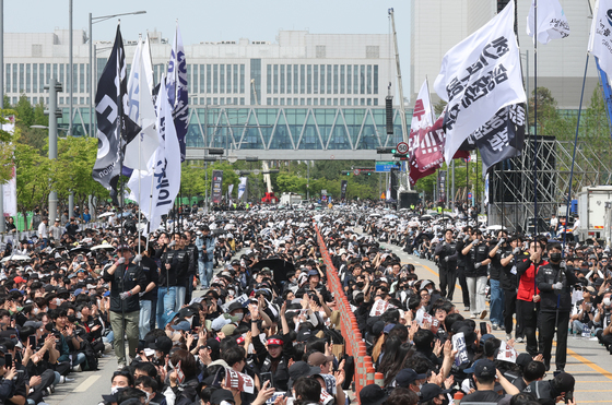 "경영진 얼굴 밟고 기념 촬영"…4만명 집결 삼성전자 노조 '선 넘었다'(종합)