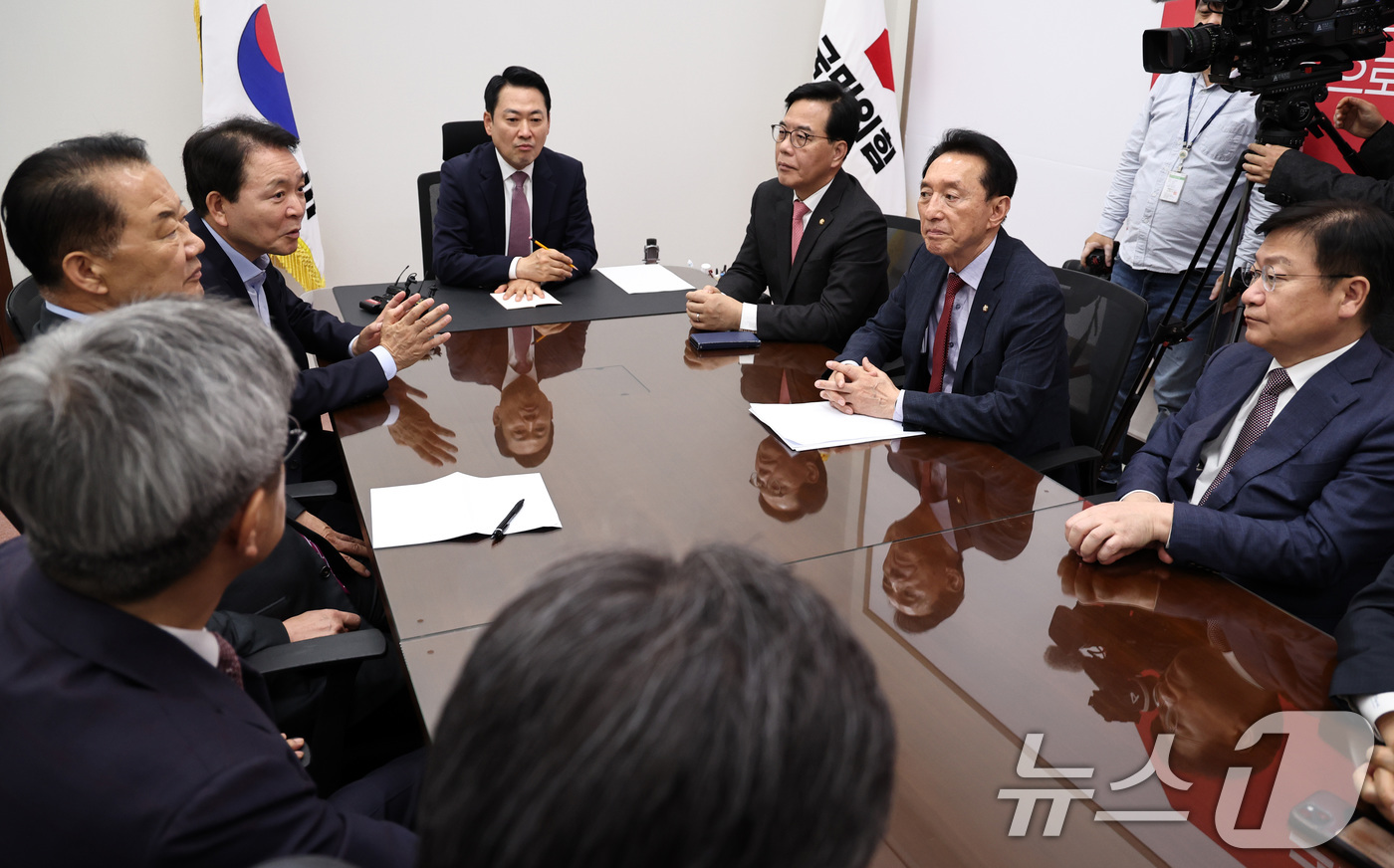 (서울=뉴스1) 구윤성 기자 = 장동혁 국민의힘 대표가 23일 오후 서울 여의도 국회에서 열린 '정동영 통일부 장관 대북정보 유출 논란' 관련 외통위, 국방위, 정보위 상임위원장 …