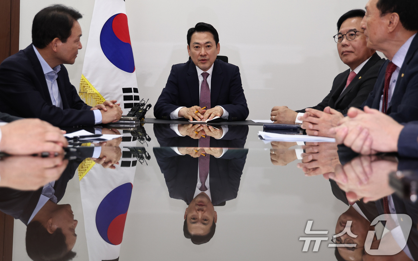 (서울=뉴스1) 구윤성 기자 = 장동혁 국민의힘 대표가 23일 오후 서울 여의도 국회에서 열린 '정동영 통일부 장관 대북정보 유출 논란' 관련 당 대표 주재 외통위, 국방위, 정보 …