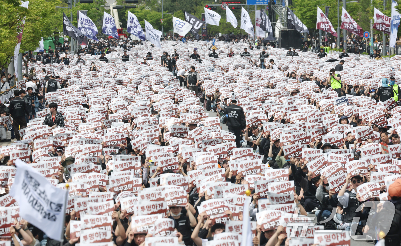 (평택=뉴스1) 김영운 기자 = 23일 경기 평택시 고덕동 삼성전자 평택캠퍼스에서 열린 삼성전자 노동조합 공동투쟁본부 '4·23 투쟁 결의대회'에서 조합원들이 구호를 외치고 있다. …