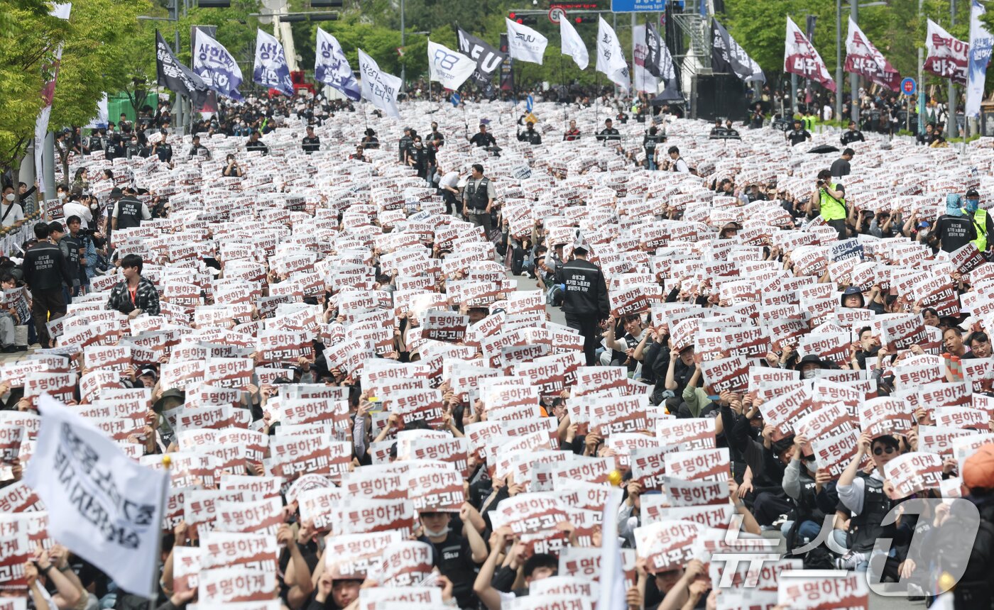 본문 이미지 - 23일 경기 평택시 고덕동 삼성전자 평택캠퍼스에서 열린 삼성전자 노동조합 공동투쟁본부 '4·23 투쟁 결의대회'에서 조합원들이 구호를 외치고 있다. 2026.4.23 ⓒ 뉴스1 김영운 기자