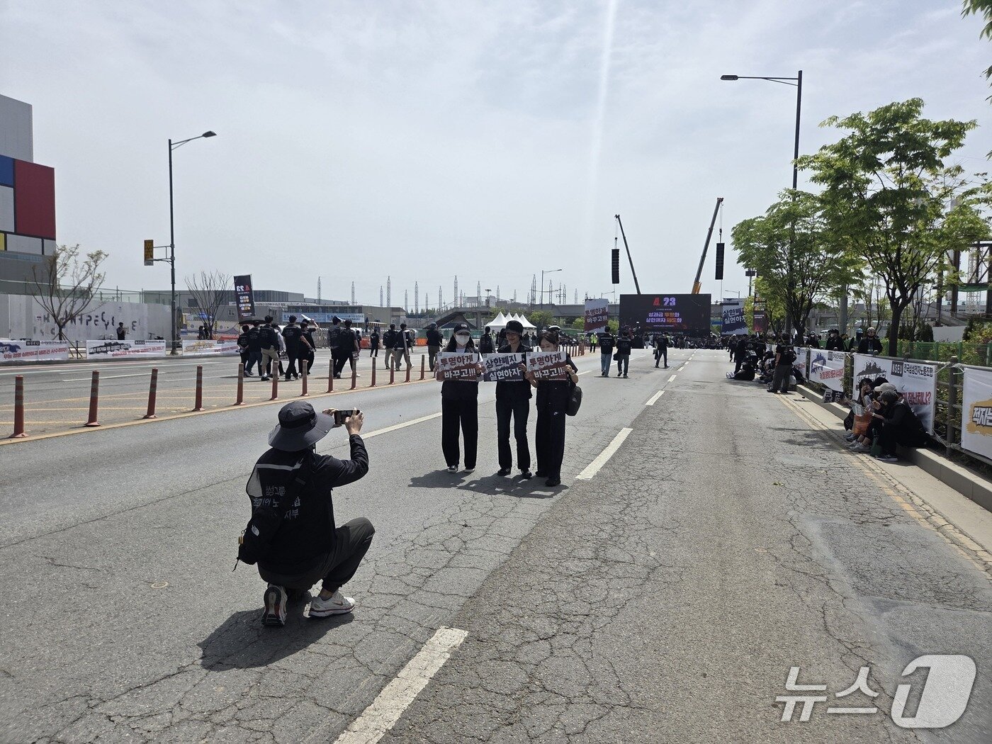 본문 이미지 - 23일 경기 평택시 고덕동 삼성전자 평택캠퍼스에서 열린 삼성전자 노동조합 공동투쟁본부 '4·23 투쟁 결의대회'에서 조합원들이 기념 촬영을 하고 있다. 2026.4.23 ⓒ 뉴스1 박기범 기자 