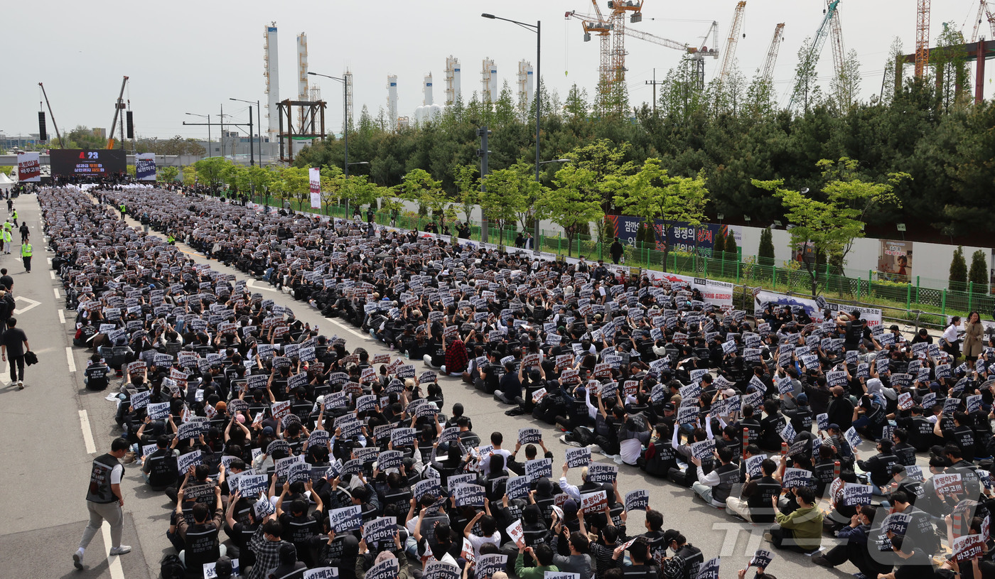 (평택=뉴스1) 김영운 기자 = 23일 경기 평택시 고덕동 삼성전자 평택캠퍼스에서 열린 삼성전자 노동조합 공동투쟁본부 '4·23 투쟁 결의대회'에서 조합원들이 구호를 외치고 있다. …