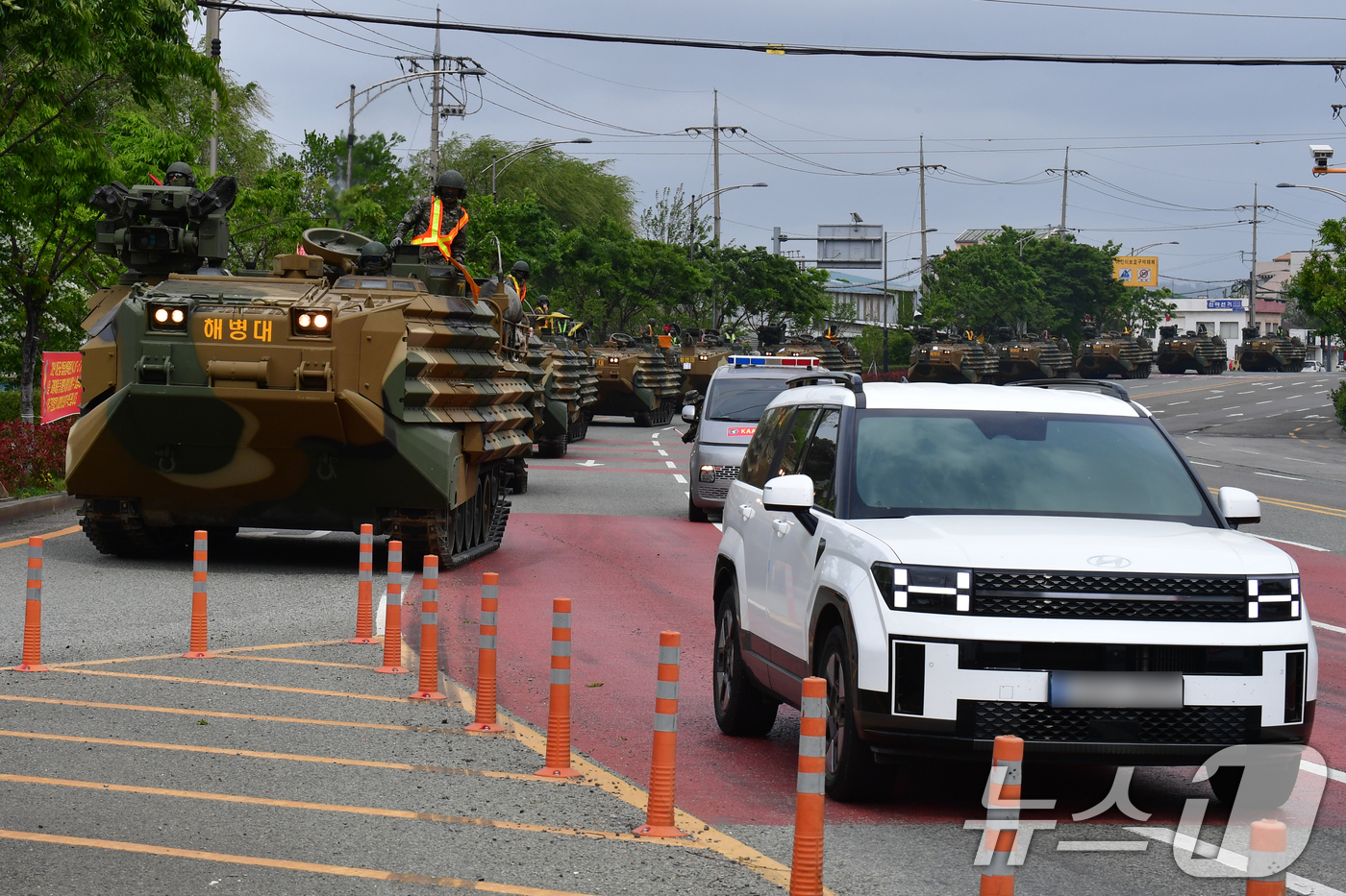 (포항=뉴스1) 최창호 기자 = 23일 오후 경북 포항에 주둔 중인 해병대 1사단 KAAV(한국형상륙돌격장갑차)부대가 훈련지로 이동하고 있다. 2026.4.23/뉴스1