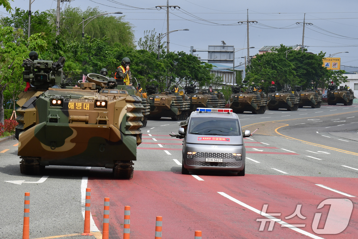 (포항=뉴스1) 최창호 기자 = 23일 오후 경북 포항에 주둔 중인 해병대 1사단 KAAV(한국형상륙돌격장갑차)부대가 훈련지로 이동하고 있다. 2026.4.23/뉴스1