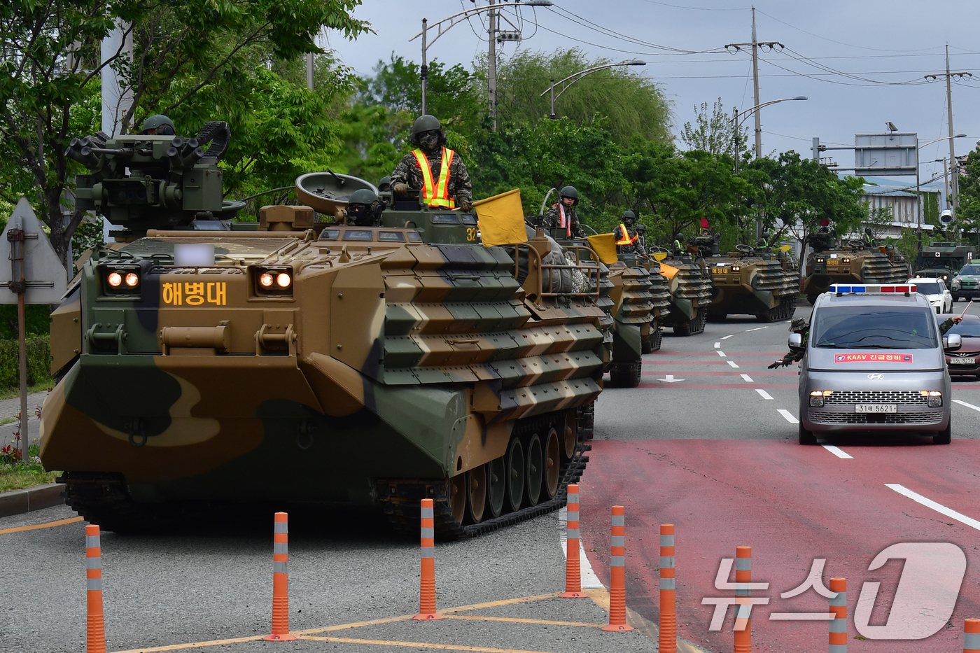 (포항=뉴스1) 최창호 기자 = 23일 오후 경북 포항에 주둔 중인 해병대 1사단 KAAV(한국형상륙돌격장갑차)부대가 훈련지로 이동하고 있다. 2026.4.23/뉴스1