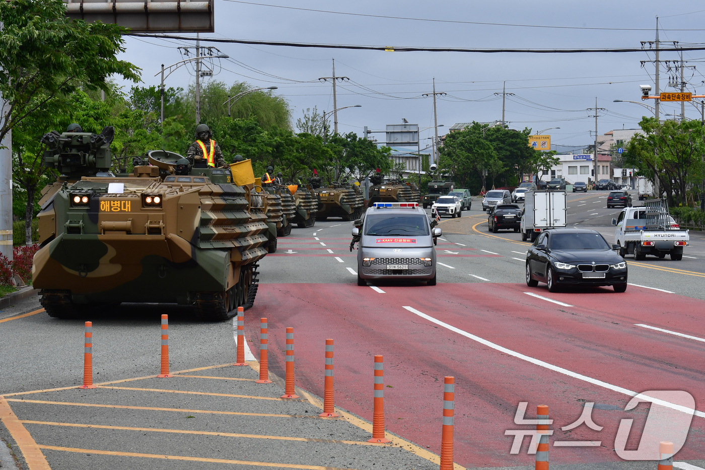 (포항=뉴스1) 최창호 기자 = 23일 오후 경북 포항에 주둔 중인 해병대 1사단 KAAV(한국형상륙돌격장갑차)부대가 훈련지로 이동하고 있다. 2026.4.23/뉴스1