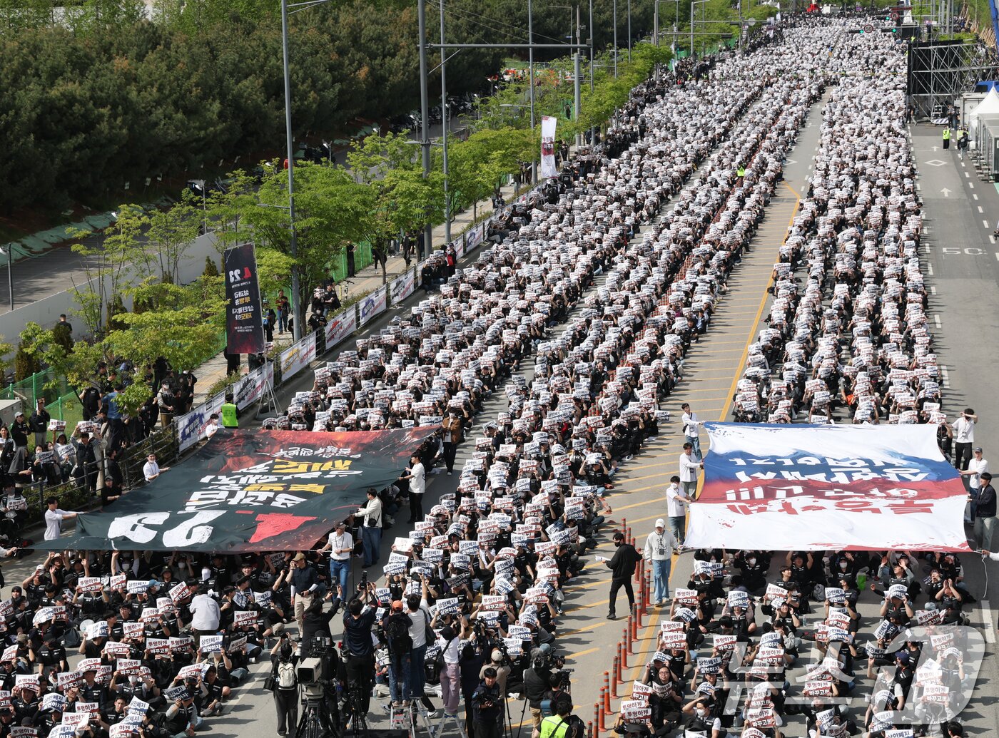 본문 이미지 - 23일 경기 평택시 고덕동 삼성전자 평택캠퍼스에서 열린 삼성전자 노동조합 공동투쟁본부 '4·23 투쟁 결의대회'에서 조합원들이 구호를 외치고 있다. 2026.4.23 ⓒ 뉴스1 김영운 기자