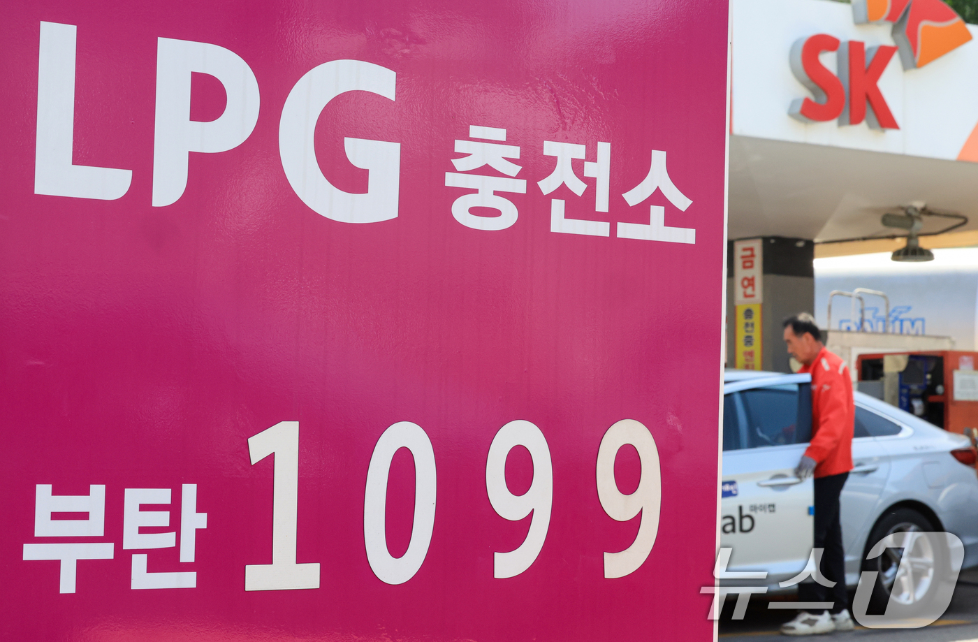 (서울=뉴스1) 이호윤 기자 = 23일 서울시내에 한 LPG충전소에 가격표가 표시돼 있다.이날 정부가 발표한 '민생 물가 특별관리품목 대응 방안'에서 기존 10퍼센트 수준이던 액화 …