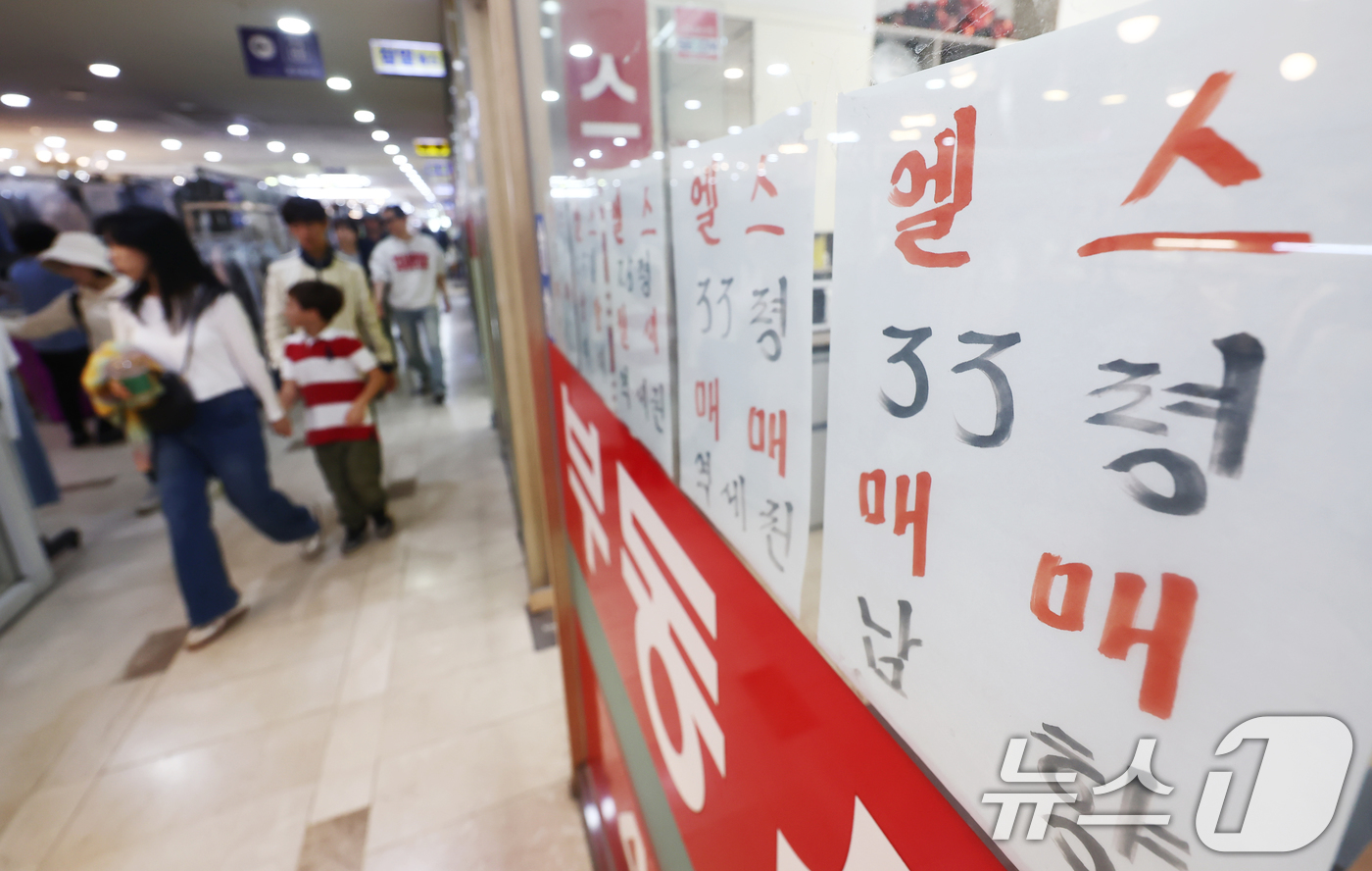 (서울=뉴스1) 김민지 기자 = 서울 아파트값이 다시 상승세를 그리고 있다.23일 한국부동산원이 발표한 4월 셋째 주 기준 주간 아파트 가격 동향에 따르면 서울 아파트 매매가격은 …