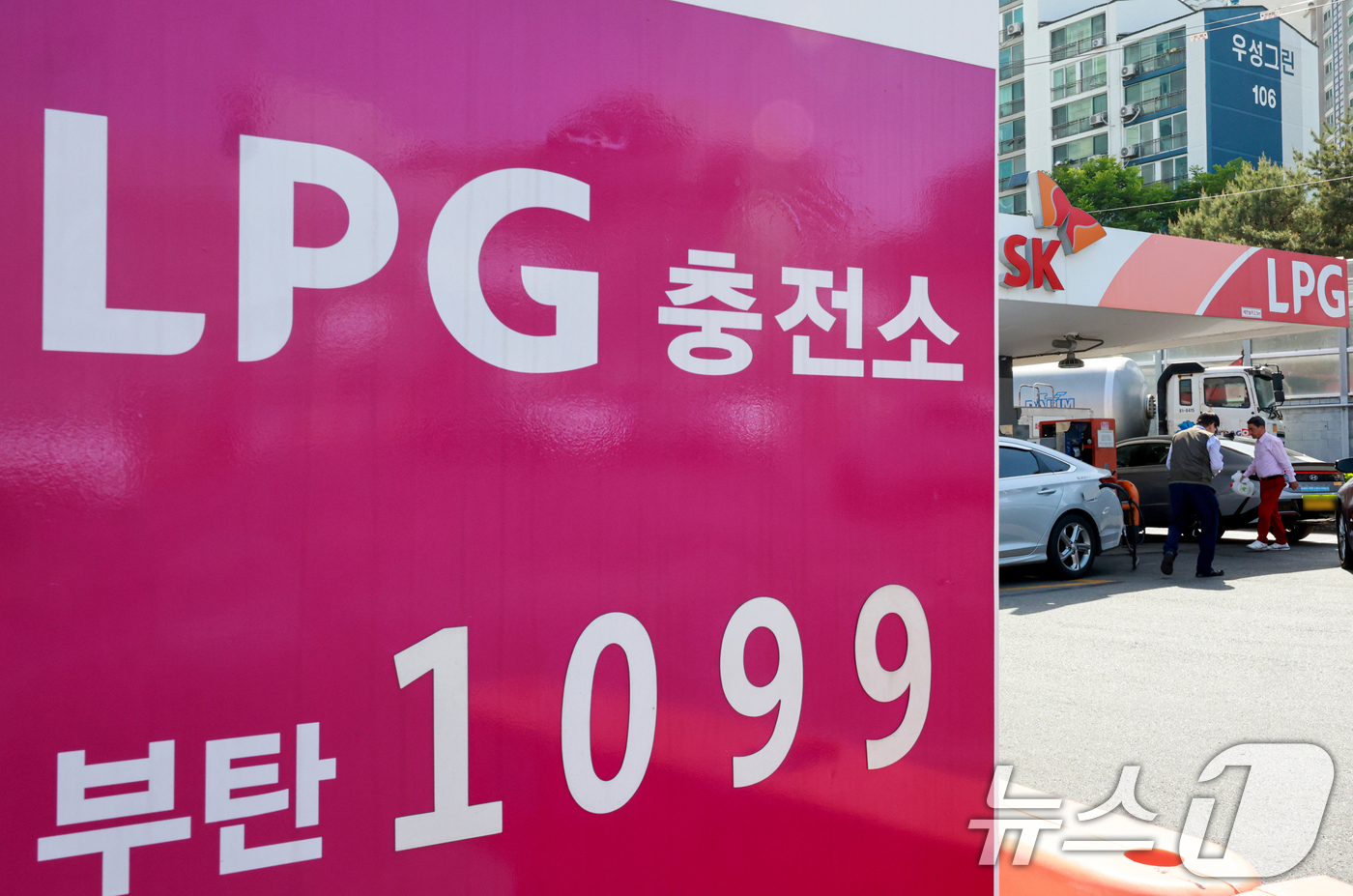 (서울=뉴스1) 이호윤 기자 = 23일 서울시내에 한 LPG충전소에 가격표가 표시돼 있다.이날 정부가 발표한 '민생 물가 특별관리품목 대응 방안'에서 기존 10퍼센트 수준이던 액화 …