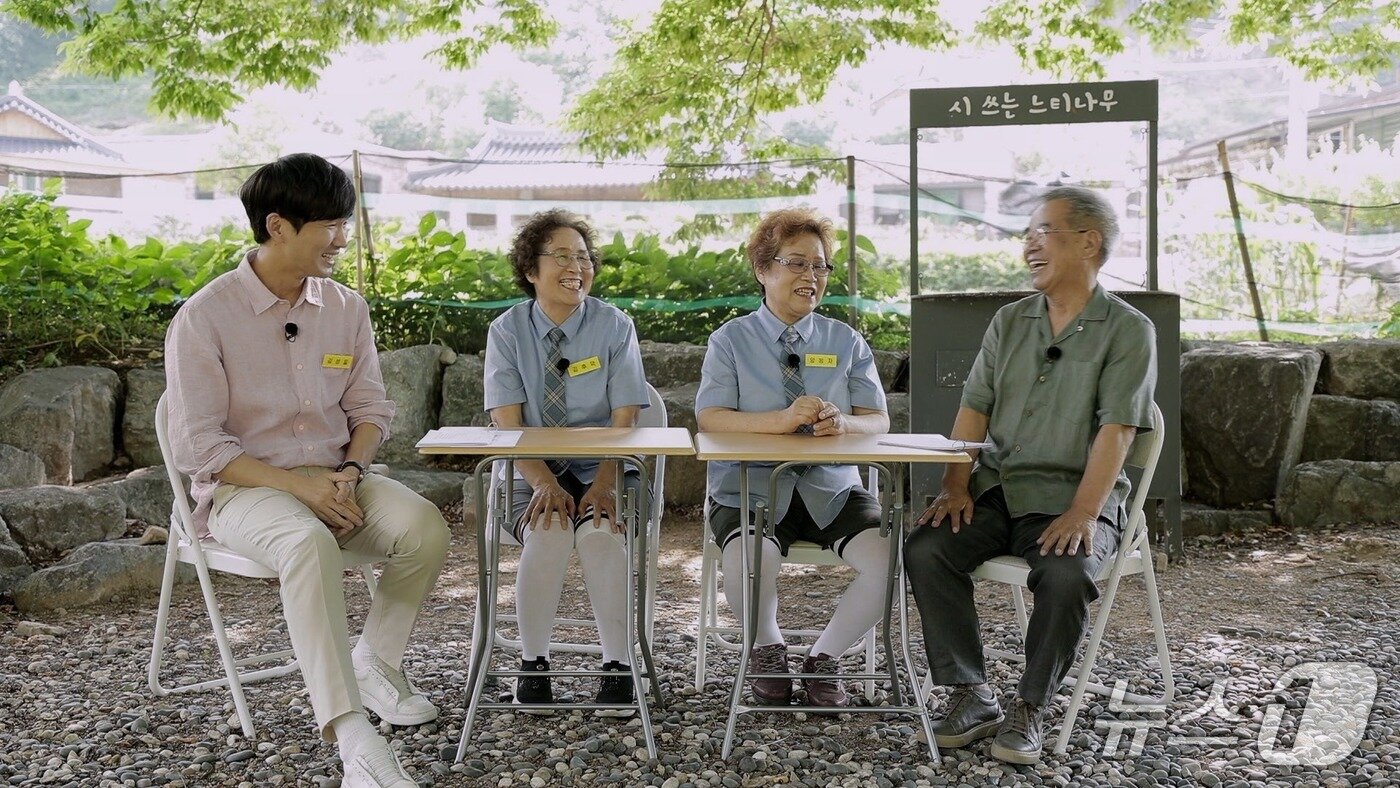 본문 이미지 - 국가평생교육진흥원 유튜브 성인문해교실 '모범생' 콘텐츠 출연자이자 학습자인 김후덕 씨와 김성일 문해교사가 김용택 시인(사진 맨 오른쪽)을 만나 시 쓰는 방법에 대한 조언을 듣고 있다.(국가평생교육진흥원 제공)