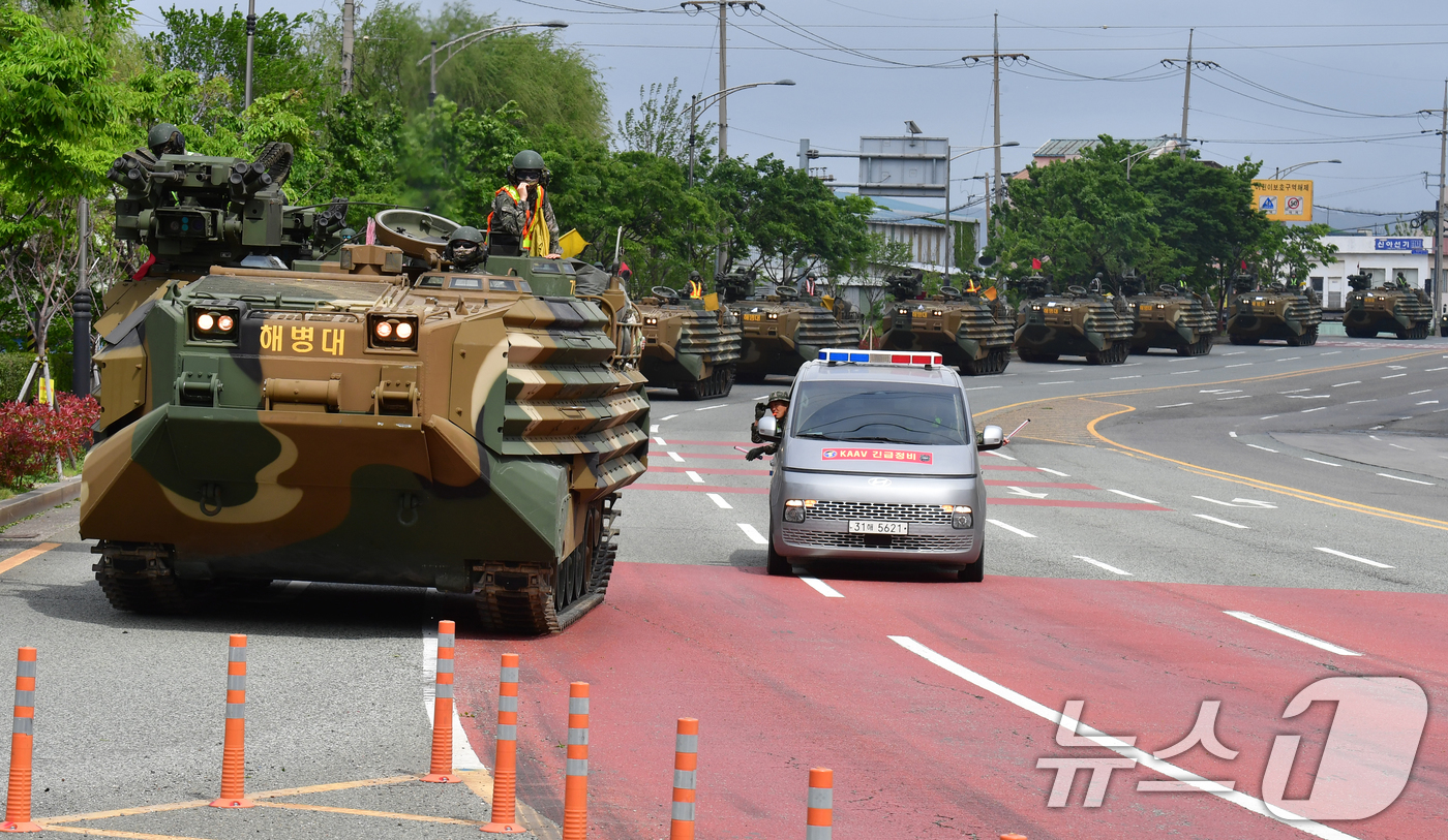 (포항=뉴스1) 최창호 기자 = 23일 오후 경북 포항에 주둔 중인 해병대 1사단 KAAV(한국형상륙돌격장갑차)부대가 훈련지로 이동하고 있다. 2026.4.23/뉴스1