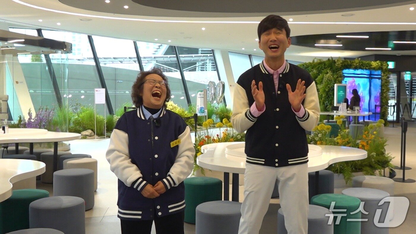 본문 이미지 - 국가평생교육진흥원 유튜브 성인문해교실 '모범생' 콘텐츠 출연자이자 학습자인 김후덕(왼쪽) 씨와 김성일 문해교사가 AI를 경험하기 위해 서울로봇인공지능과학관을 방문했다.(국가평생교육진흥원 제공)