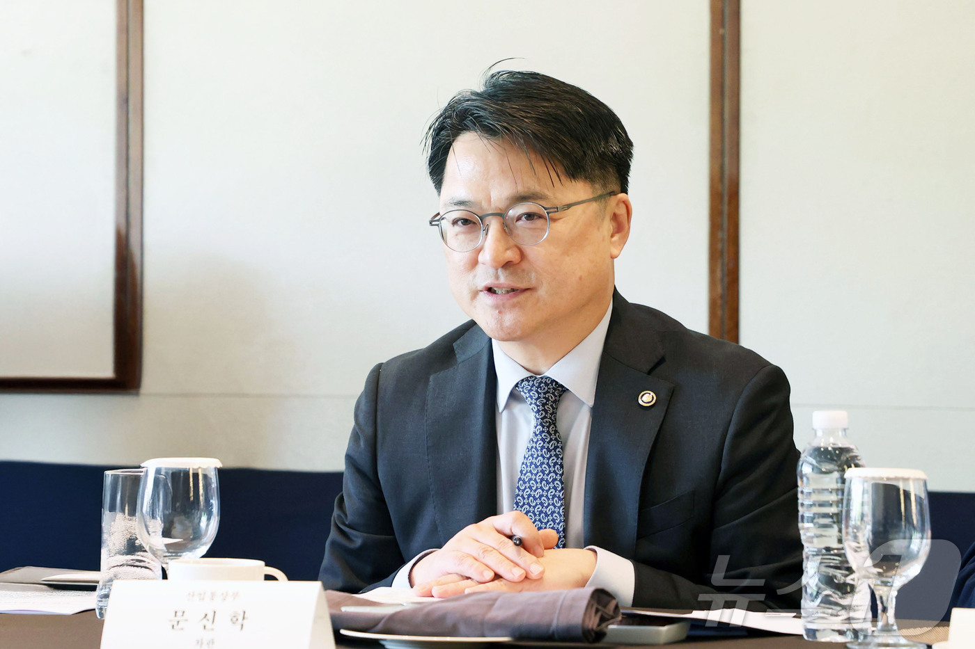 (서울=뉴스1) = 문신학 산업통상부 차관이 23일 오후 서울 중구 웨스틴 조선호텔에서 하마드 알 나마니 오만가스공사 CEO를 비롯한 오만 대표단과의 면담에서 발언을 하고 있다. …