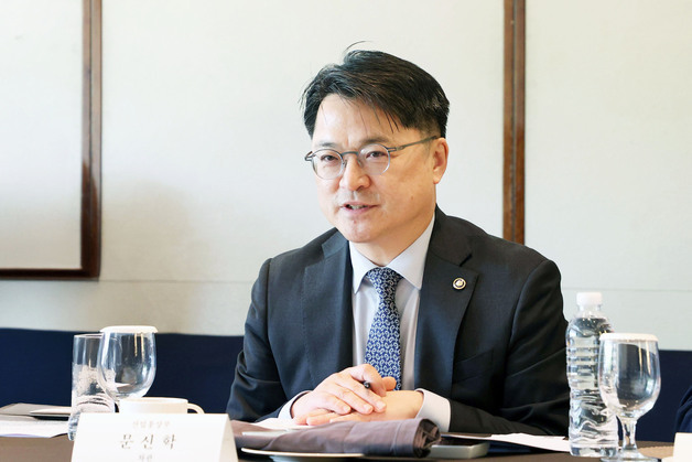 산업차관 "4차 석유최고가 동결…국제 유가 미반영분·소비 관리 고려"