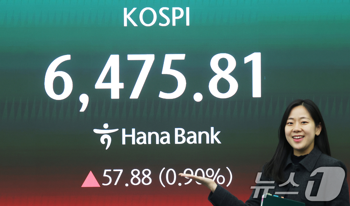 (서울=뉴스1) 오대일 기자 = 코스피가 종가 기준 사상 최고치를 경신한 23일 오후 서울 중구 하나은행 딜링룸 전광판에 코스피 종가가 표시되고 있다.이날 코스피는 전 거래일 대비 …