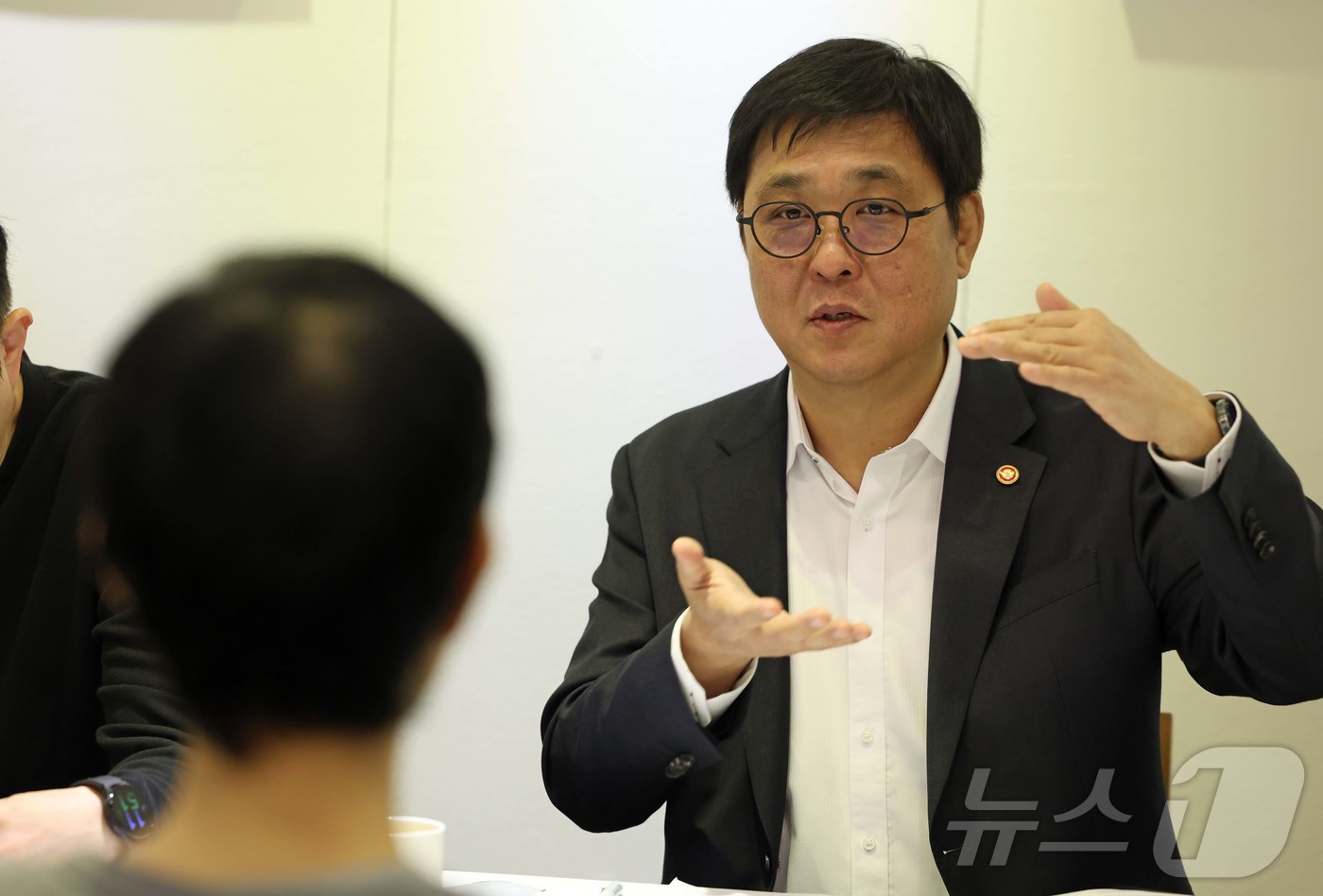 (서울=뉴스1) = 최휘영 문화체육관광부 장관이 23일 서울 중구의 한 식당에서 열린 문화예술정책자문위원회 대중음악 분과 제3차 회의에서 2027년도 예산 편성 등에 담을 향후 대 …