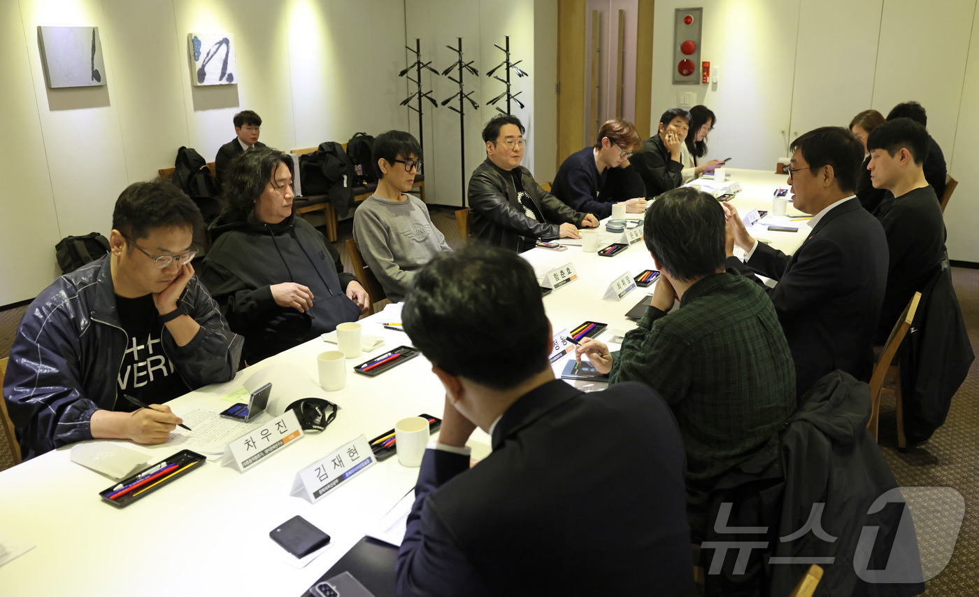 (서울=뉴스1) = 최휘영 문화체육관광부 장관이 23일 서울 중구의 한 식당에서 열린 문화예술정책자문위원회 대중음악 분과 제3차 회의에서 2027년도 예산 편성 등에 담을 향후 대 …