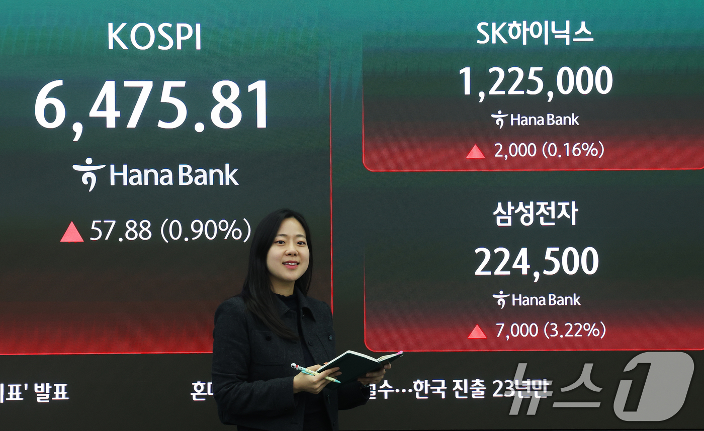 (서울=뉴스1) 오대일 기자 = 코스피가 종가 기준 사상 최고치를 경신한 23일 오후 서울 중구 하나은행 딜링룸 전광판에 삼성전자와 SK하이닉스 종가가 표시되고 있다.이날 코스피는 …
