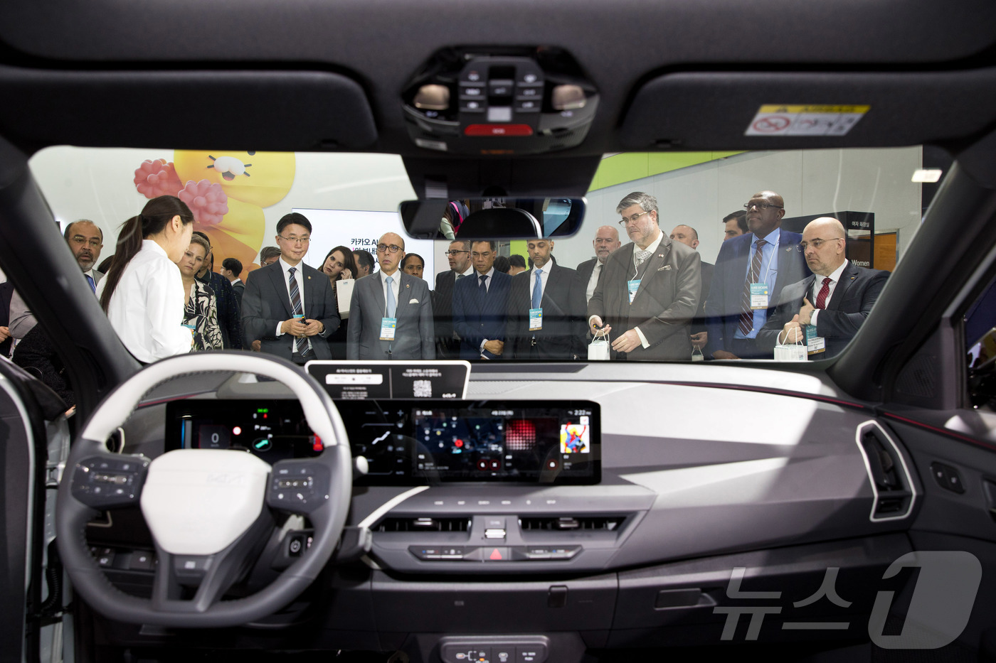 (서울=뉴스1) = 류제명 과학기술정보통부 제2차관이 23일 오후 서울 강남구 코엑스에서 열린 '월드IT쇼 2026'에서 주한대사 및 주한외교관들과 기아 전시관에서 'EV5' 설명 …