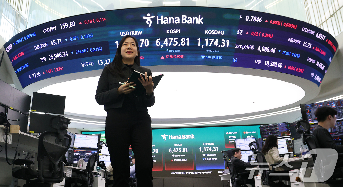 (서울=뉴스1) 오대일 기자 = 코스피가 종가 기준 사상 최고치를 경신한 23일 오후 서울 중구 하나은행 딜링룸 전광판에 코스피 종가가 표시되고 있다.이날 코스피는 전 거래일 대비 …