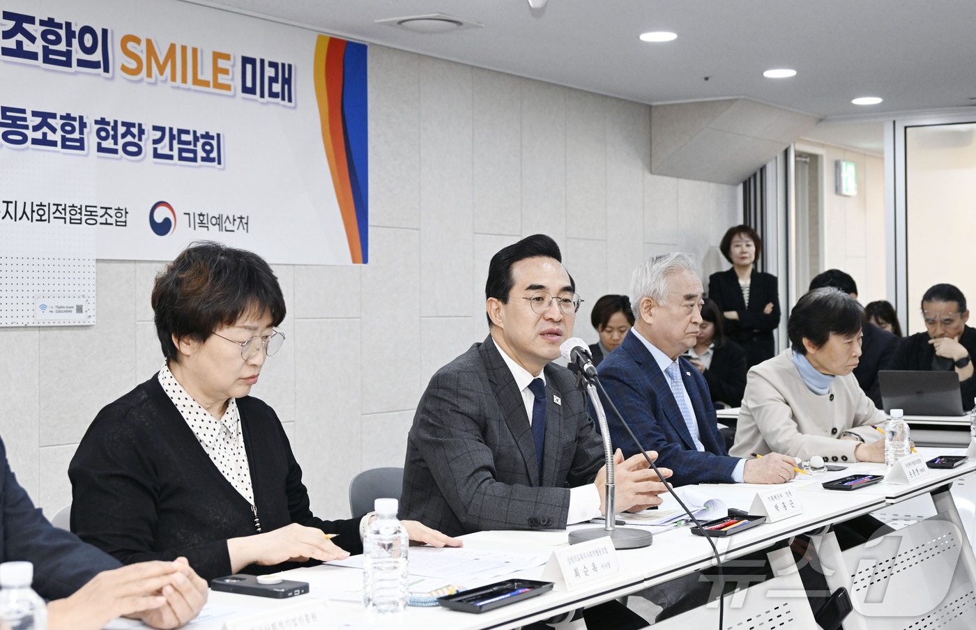 (서울=뉴스1) = 박홍근 기획예산처 장관이 23일 오후 서울 은평구 살림의료복지사회적협동조합에서 열린 협동조합 현장 간담회에서 모두발언을 하고 있다. (기획예산처 제공. 재판매 …
