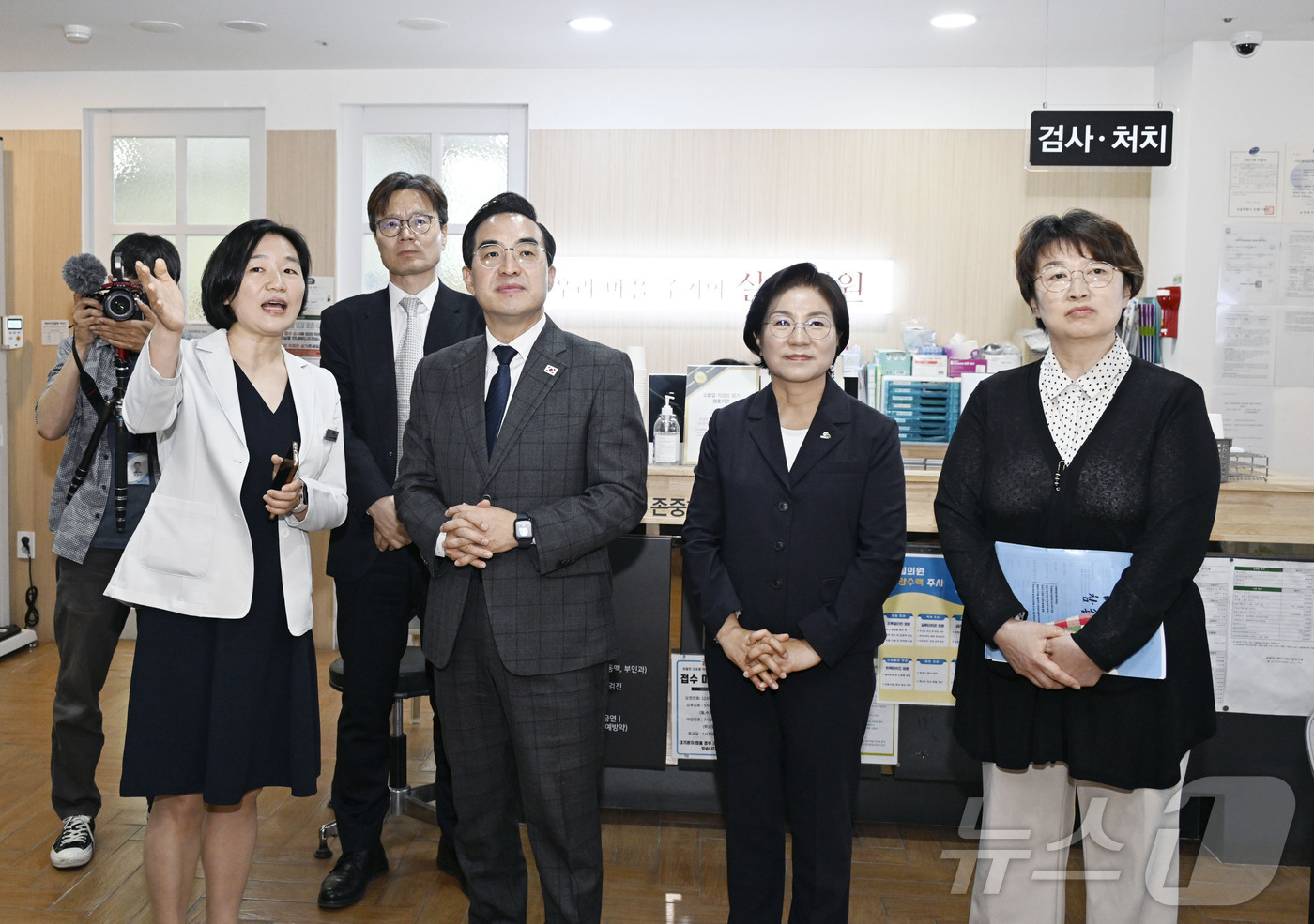 (서울=뉴스1) = 박홍근 기획예산처 장관이 23일 오후 서울 은평구 살림의원을 방문해 현장을 시찰하고 있다. (기획예산처 제공. 재판매 및 DB 금지) 2026.4.23/뉴스1
