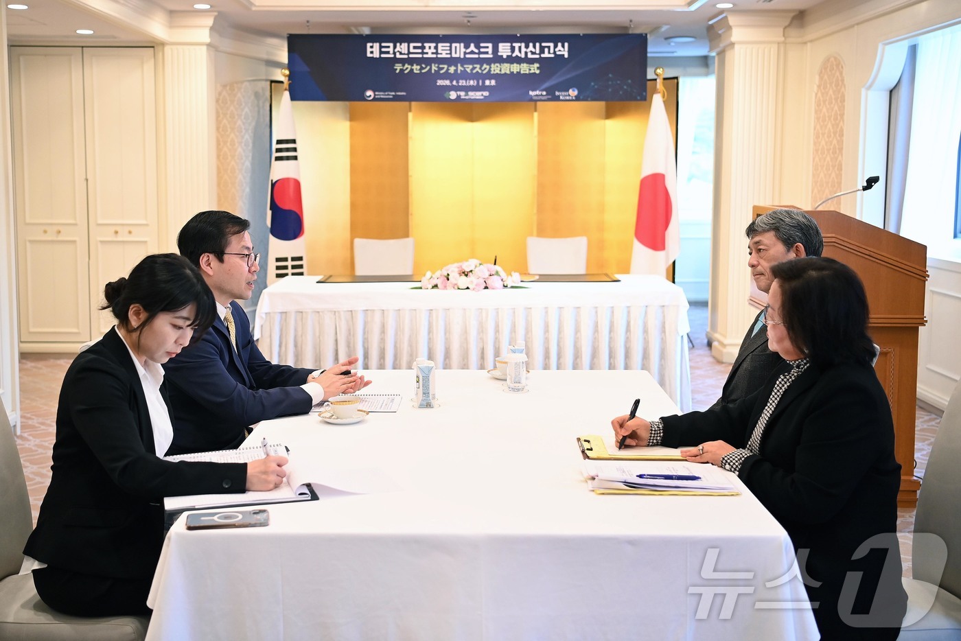 (서울=뉴스1) = 여한구 산업통상부 통상교섭본부장이 23일(현지시간) 일본 도쿄 제국호텔에서 열린 테크센드포토마스크 투자신고식에서 니노미야 테루오 테크센드포토마스크 CEO와 면담 …