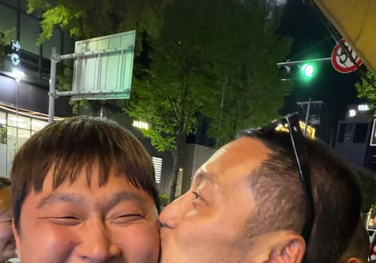 변요한, 아내 티파니 아닌 스윙스에 볼 뽀뽀… "테토력 세 손가락에 들어" [N샷]