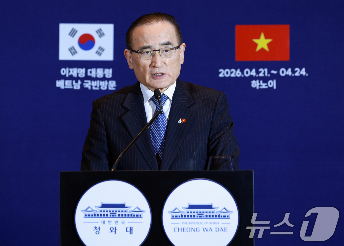 (하노이(베트남)=뉴스1) 이재명 기자 = 위성락 국가안보실장이 23일(현지시간) 베트남 하노이의 한 호텔에 마련된 한국프레스센터에서 이재명 대통령 순방 관련 브리핑을 하고 있다. …