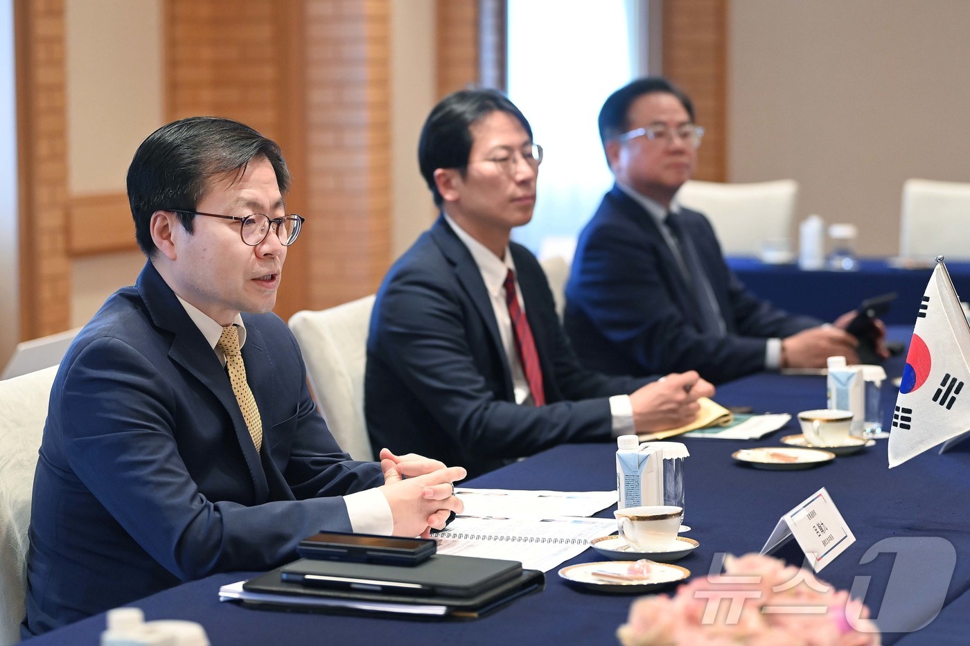 (서울=뉴스1) = 여한구 산업통상부 통상교섭본부장이 23일(현지시간) 일본 도쿄 제국호텔에서 열린 일본기업 투자가 라운드테이블에서 인사말을 하고 있다. (산업통상부 제공. 재판매 …