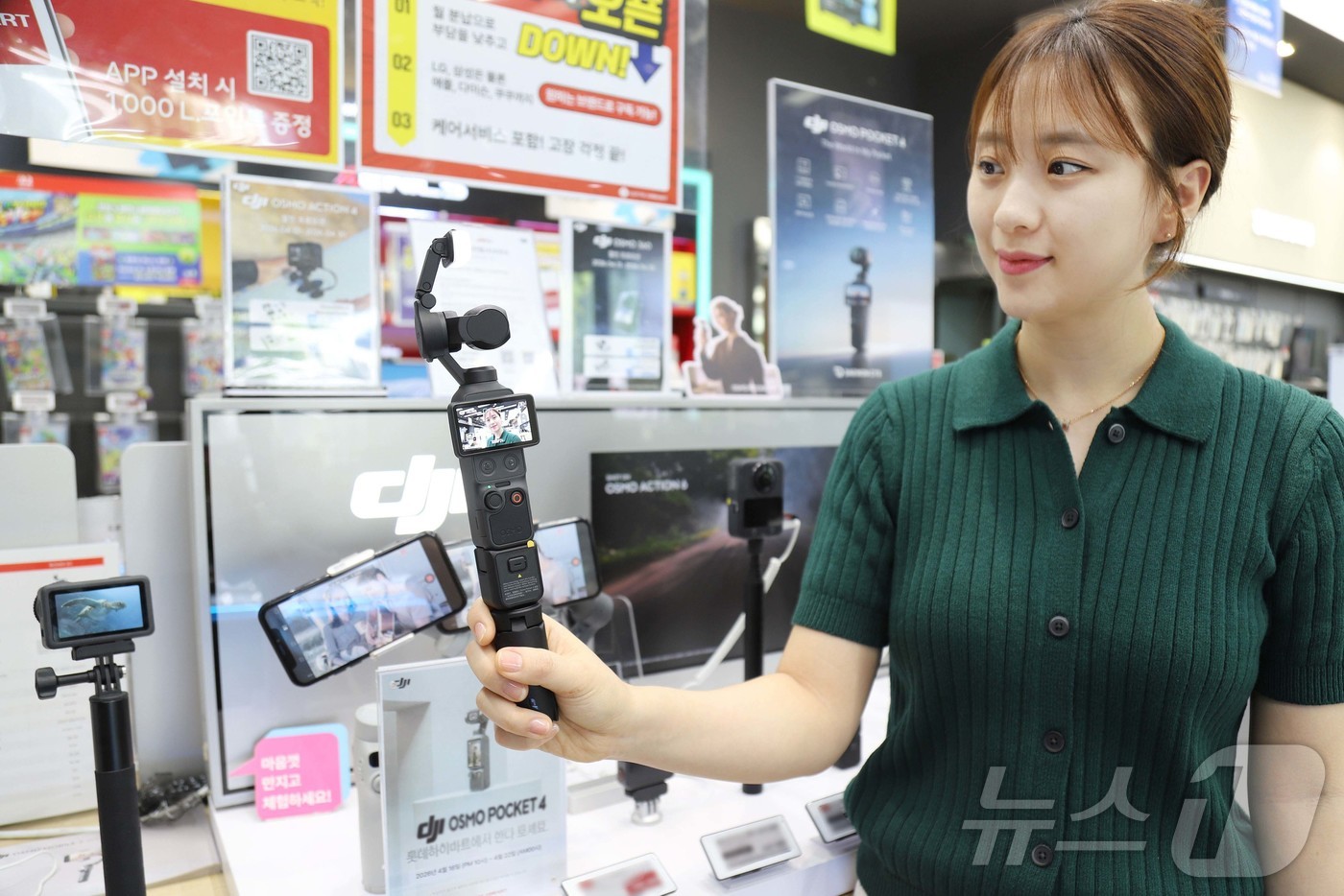 (서울=뉴스1) = 롯데하이마트가 전국 주요 오프라인 매장과 온라인 쇼핑몰에서 ‘DJI 오즈모 포켓 4'를 판매한다고 24일 밝혔다. 사진은 모델이 ‘DJI 오즈모 포켓 4'를 선 …