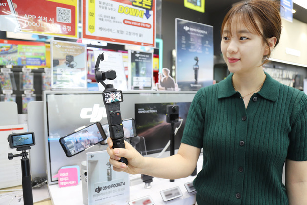 롯데하이마트, DJI 짐벌 카메라 신제품 'DJI 오즈모 포켓 4 선봬