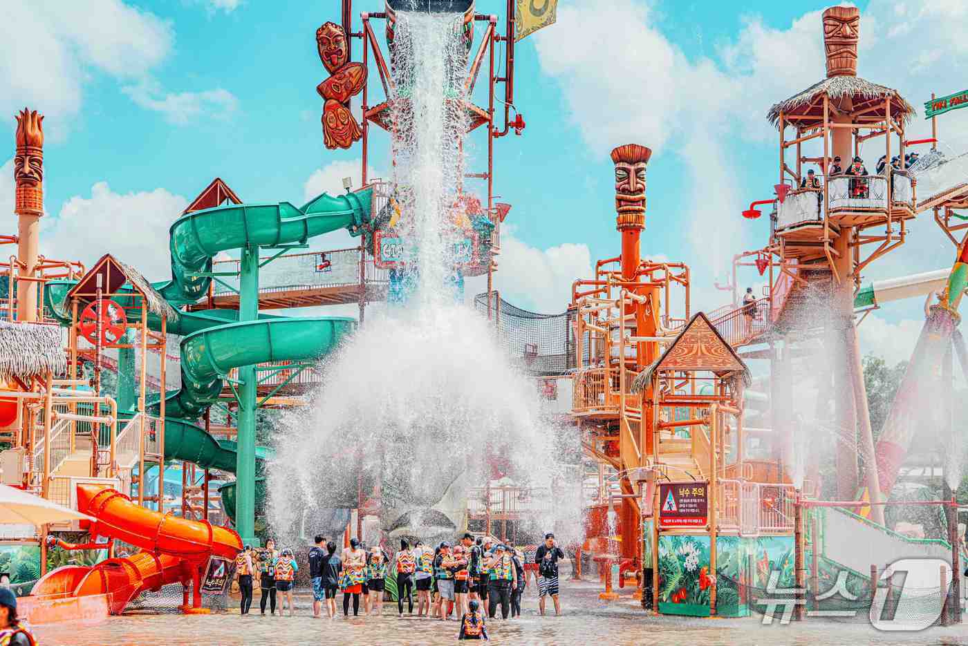 본문 이미지 - 롯데워터파크 김해 실외 종합 물놀이시설 '자이언트 아쿠아 플렉스'. (롯데워터파크 김해 제공. 재판매 및 DB 금지)