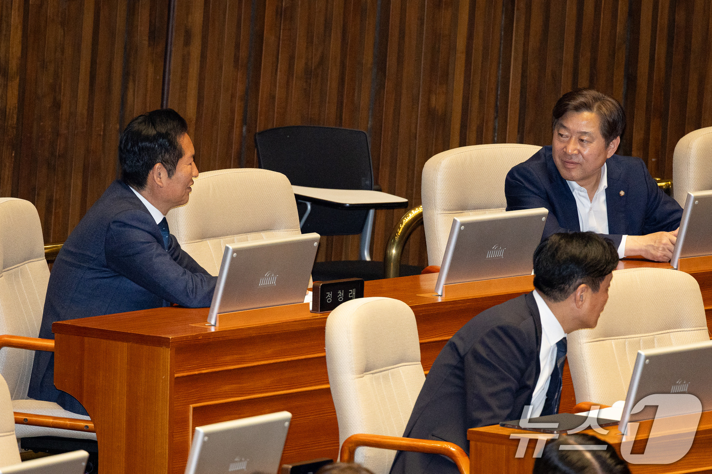 (서울=뉴스1) 유승관 기자 = 정청래 더불어민주당 대표와 황명선 최고위원이 23일 서울 여의도 국회에서 열린 제434회 국회(임시회) 제7차 본회의에서 대화하고 있다. 2026. …