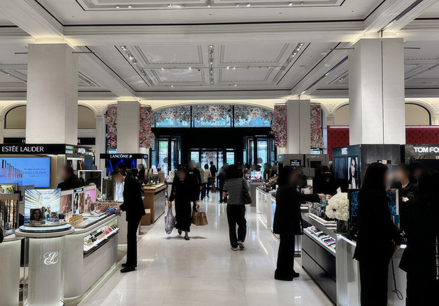 "리뉴얼 사은품·맥주 팝업"…유통업계, 봄 나들이객 잡기 총력