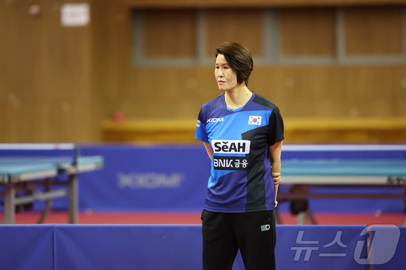 (서울=뉴스1) = 탁구 대표팀 석은미 감독이 23일 진천선수촌 오륜관에서 열린 2026 ITTF 런던 세계탁구선수권대회 미디어데이에서 훈련을 지켜보고 있다. (대한탁구협회 제공. …