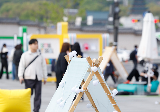 책 읽으며 여유로운 오후