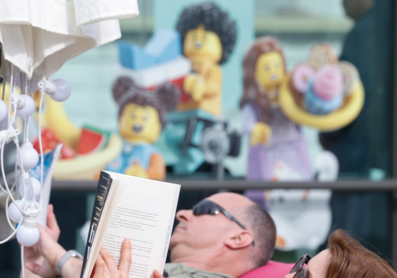 광장 한복판 독서…평화로운 오후