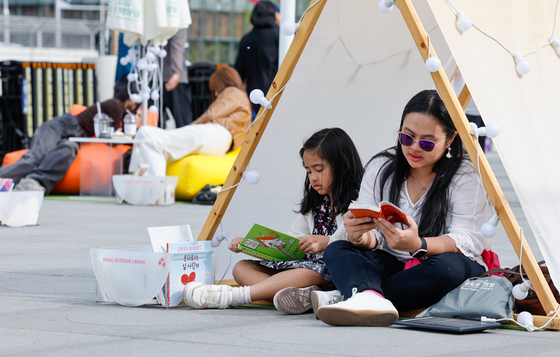 광화문광장에 마련된 독서 공간 '편하게 책 읽어요'