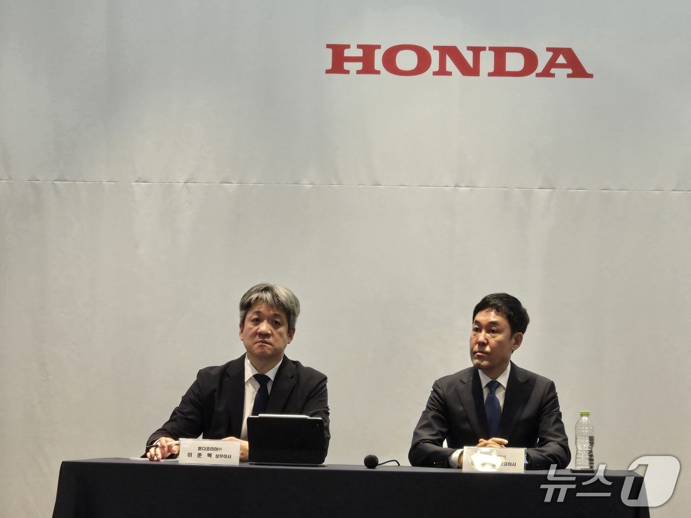본문 이미지 - 혼다코리아 이준택 상무이사와 이지홍 대표이사가 23일 서울 강남구 코엑스 콘퍼런스룸에서 열린 '혼다코리아 운영에 관한 기자회견'에서 질문을 받고 있다. 2026.4.23/뉴스1 양새롬 기자