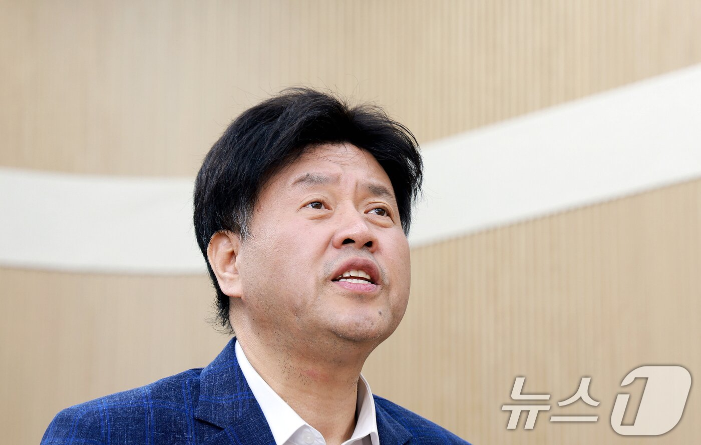 본문 이미지 - 김용 전 더불어민주당 민주연구원 부원장이 23일 서울 종로구 뉴스1 스튜디오에서 인터뷰를 하고 있다. 2026.4.23 ⓒ 뉴스1 이호윤 기자