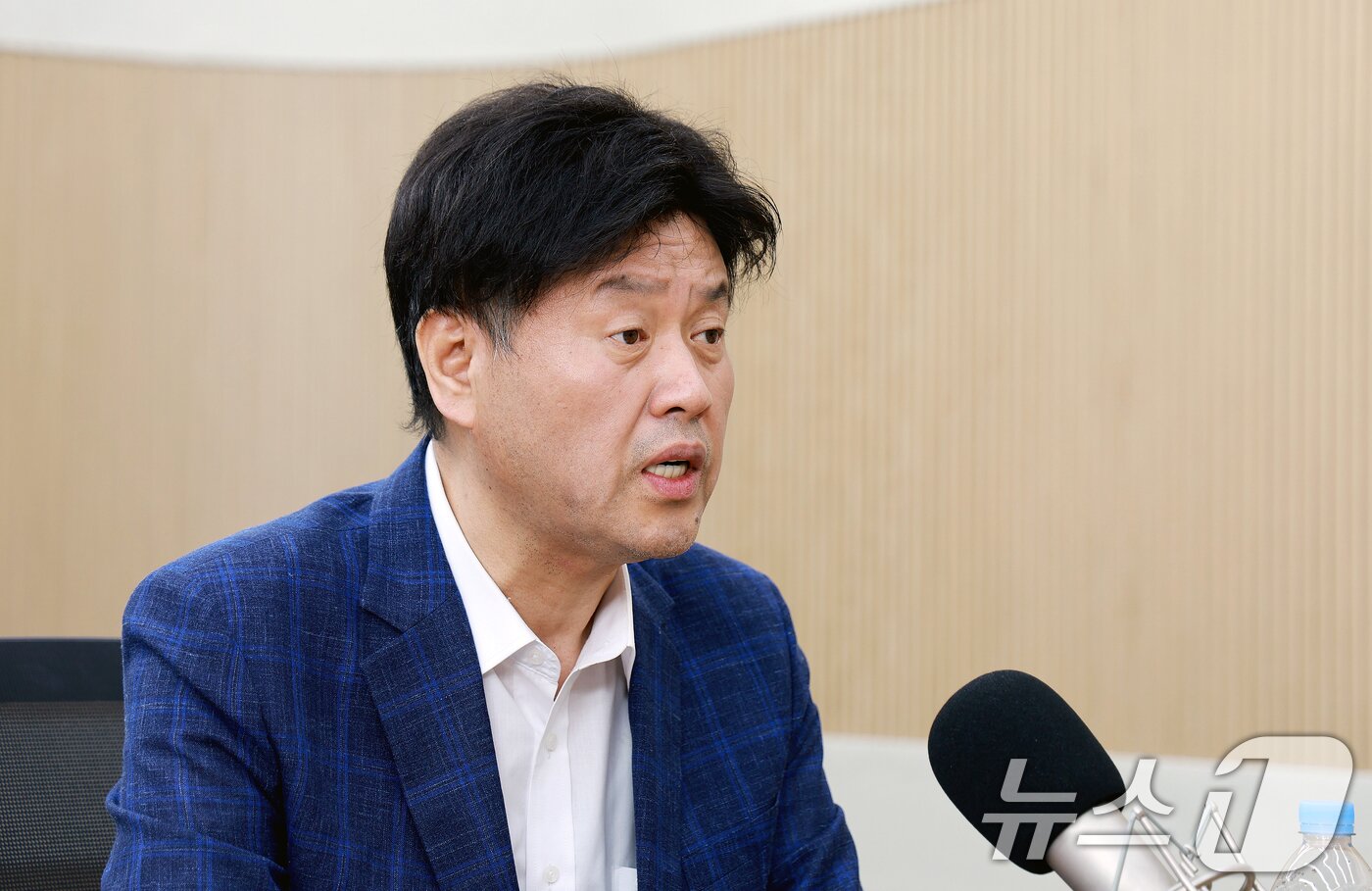 본문 이미지 - 김용 전 더불어민주당 민주연구원 부원장이 23일 서울 종로구 뉴스1 스튜디오에서 인터뷰를 하고 있다. 2026.4.23 ⓒ 뉴스1 이호윤 기자