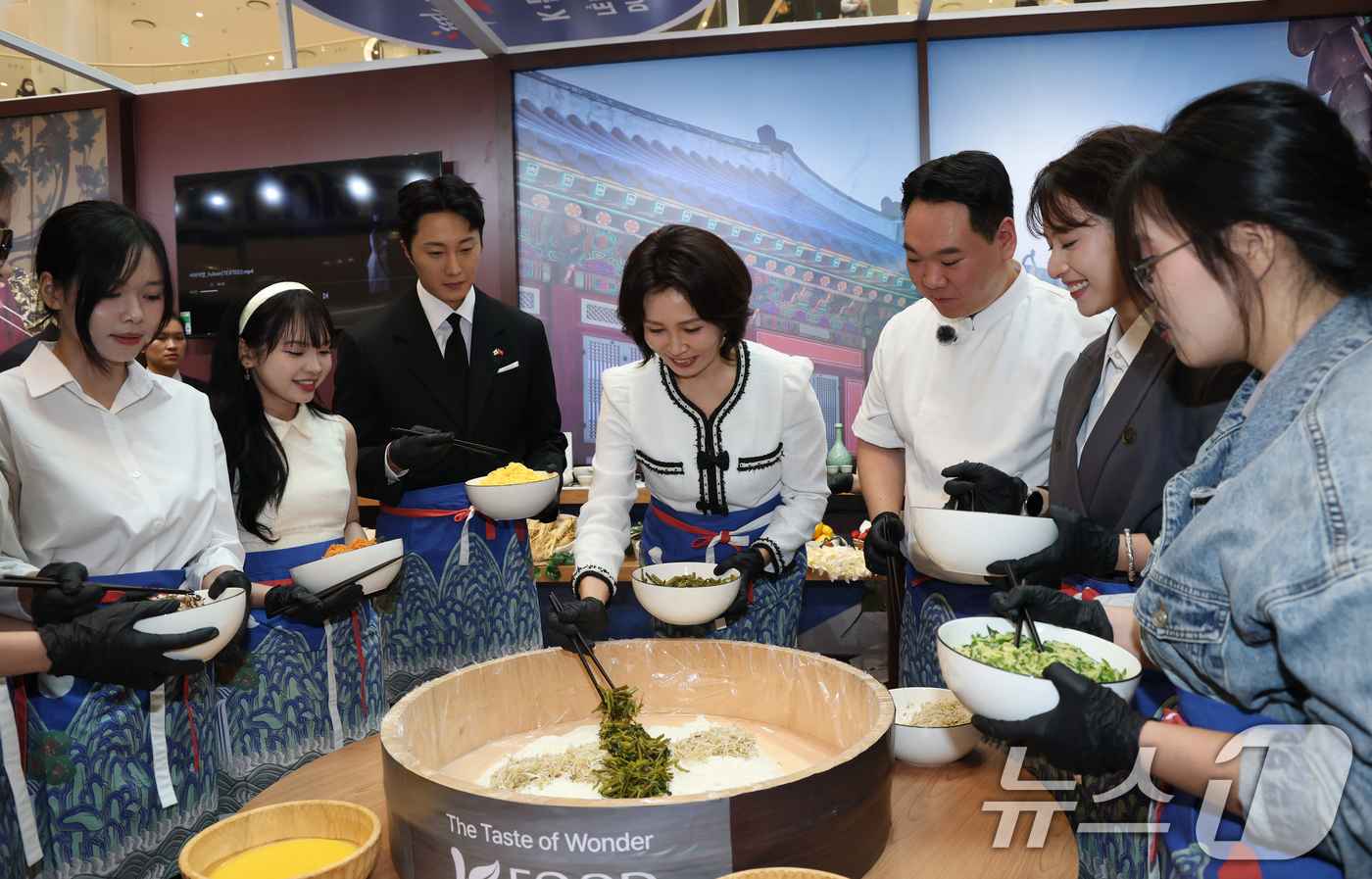 (하노이(베트남)=뉴스1) 이재명 기자 = 이재명 대통령과 베트남을 방문 중인 김혜경 여사가 23일(현지시간) 하노이 서호 롯데몰에서 열린 K문화관광대전에서 정일우 배우 등 참석자 …